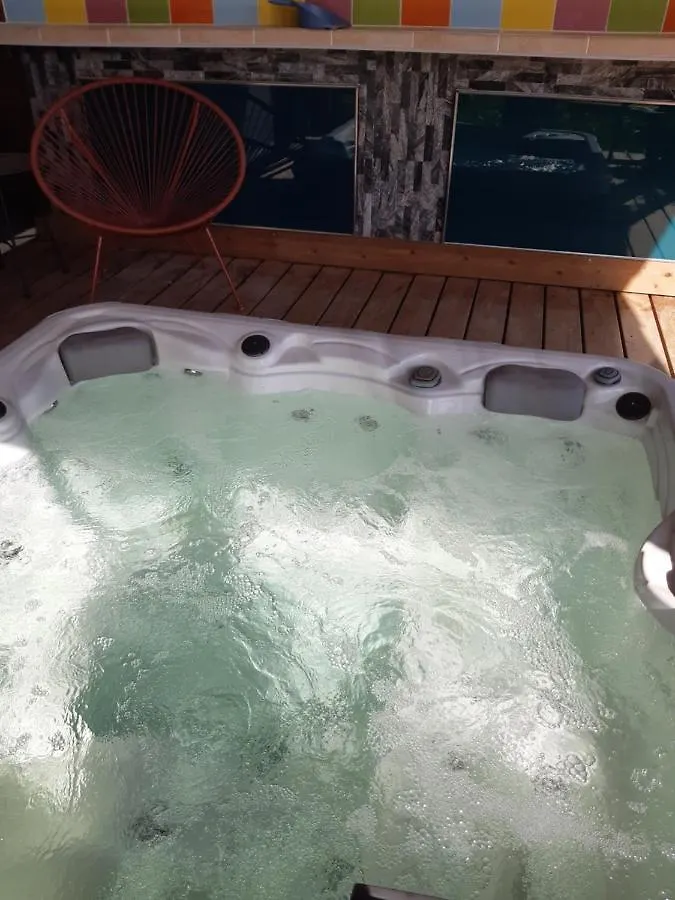 ベッド・アンド・ブレックファスト Chambre Familiale Avec Piscine Chauffee Et Jacuzzi Bernadets-Debat